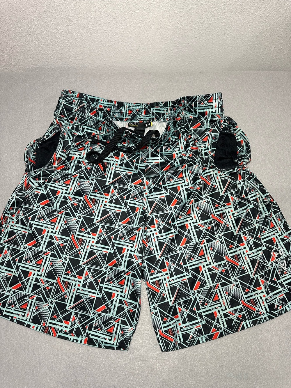 Under Armour Men's "Howie Dewdat" Geometric Print Tech shorts. - Picture 4 of 5